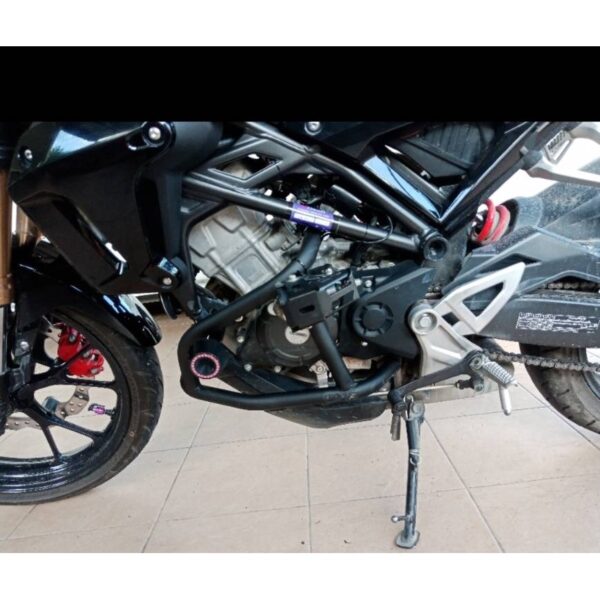 กันล้ม HONDA CB150R รุ่นไฟตากลม วัสดุเหล็กหนาแข็งแรงทนทาน ทำสีพาวเดอร์โค้ชอย่างดี